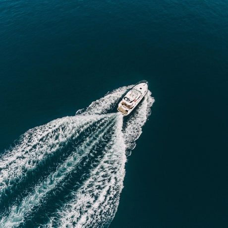 Wie pflegt man Bootslack richtig?